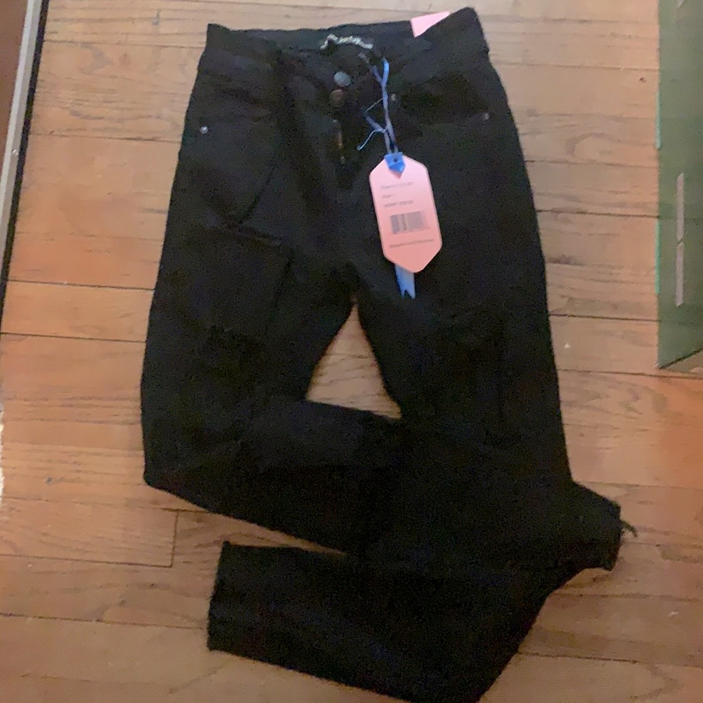 BNWT size 7 Black distressed stretch jeans